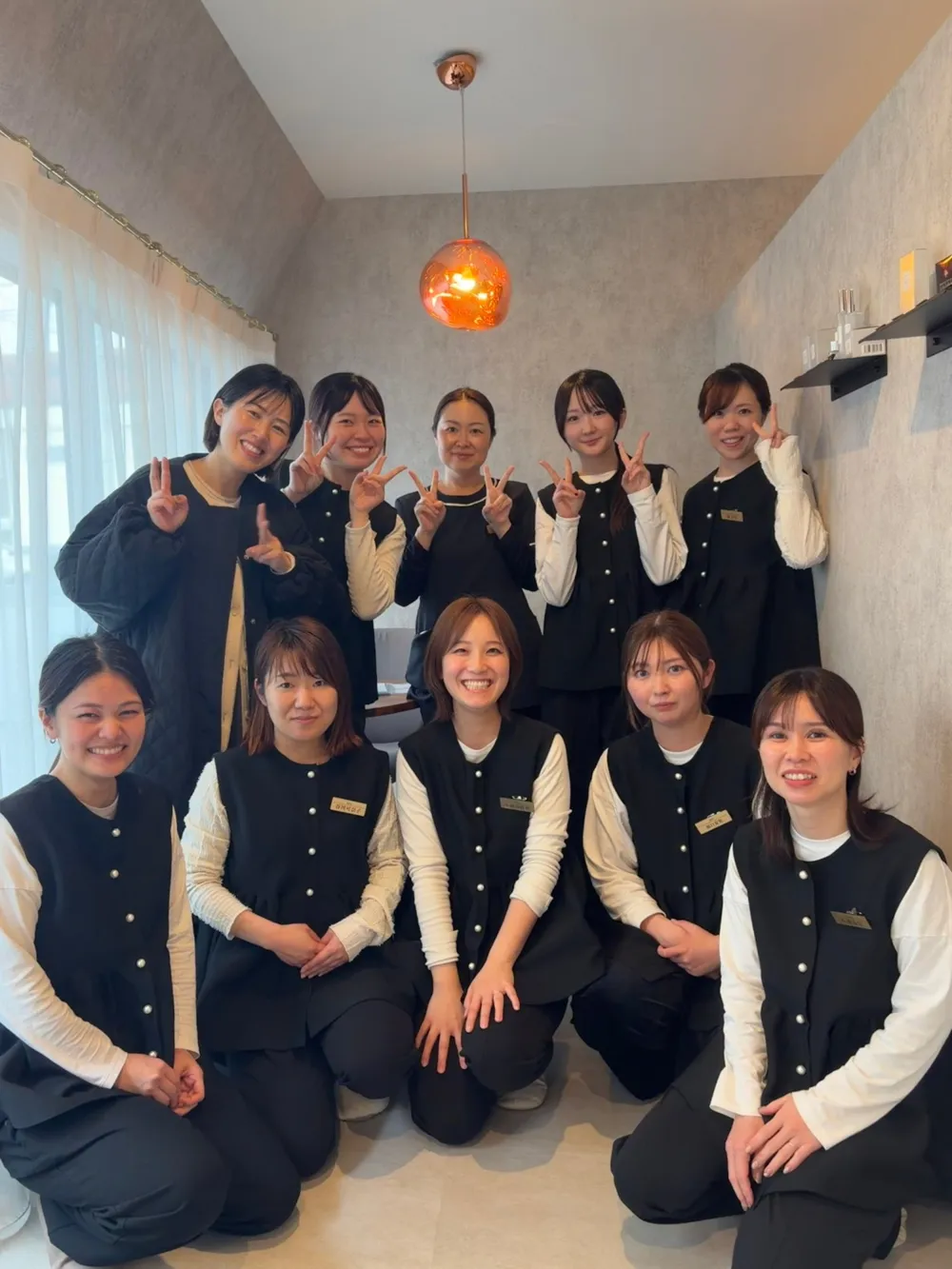 笑顔で集まるnala.のスタッフ